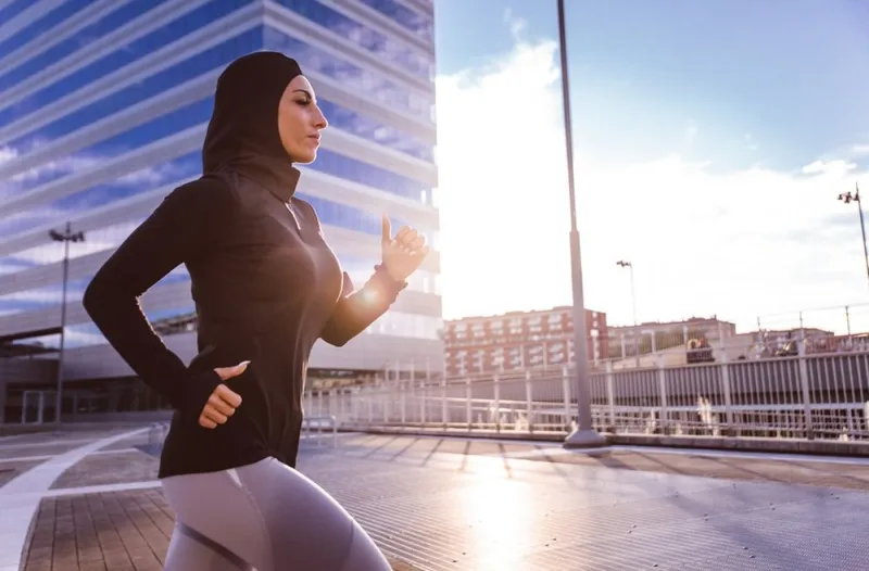 شخص يمارس تمدداً هادئاً في غرفة مضيئة ومريحة